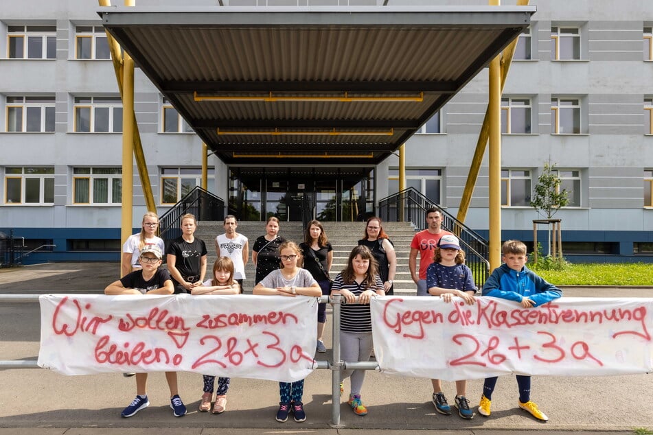 Kinder und Eltern der Albert-Einstein-Grundschule in der Max-Türpe-Straße protestieren gegen die Aufteilung von Klassen.