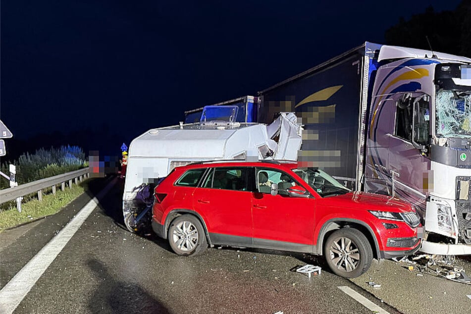 Unfall A8: Unfall A8: Lkw kracht bei Ausweichenmanöver in Wohnwagen-Gespann