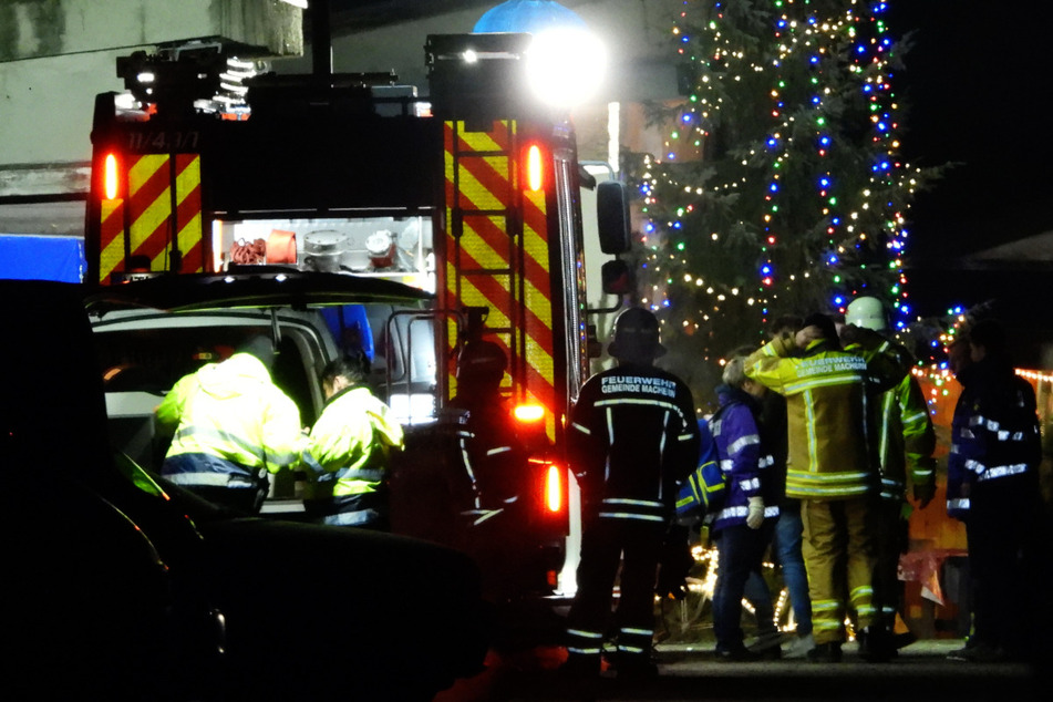 Feuerwehrleute und Rettungskräfte sind nach der Pool-Tragödie zu dem Grundstück in Gerichshain geeilt. Für zwei Gäste der Weihnachtsfeier kam jede Hilfe zu spät.