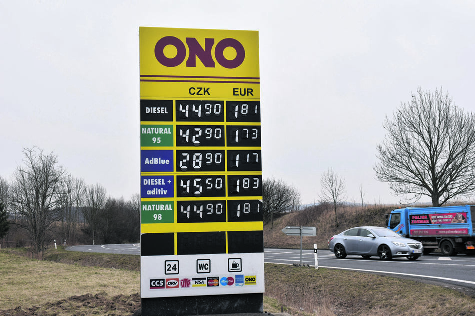 An der Ono-Tankstelle in Chlumec tanken viele Sachsen zum Schnäppchenpreis.