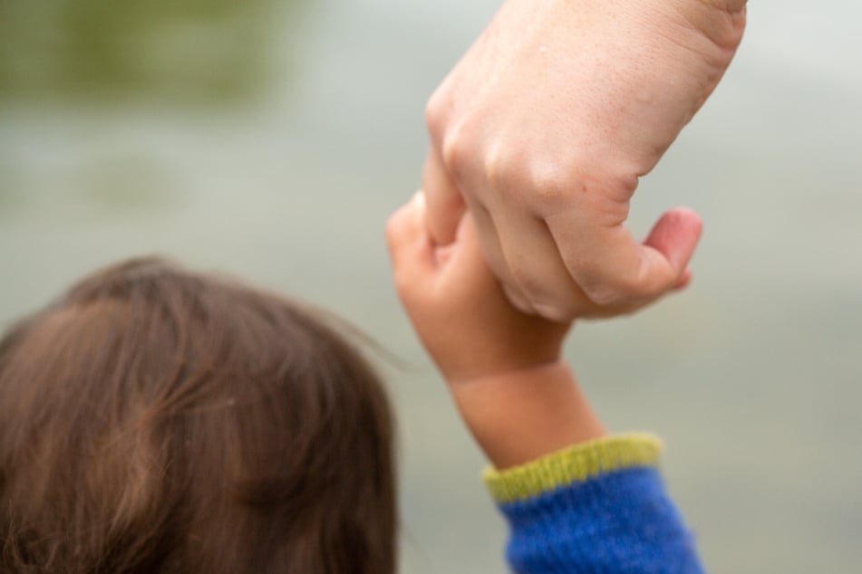 Polizei ermittelt: Täuscht ein Mann eine hilflose Lage vor, um Kinder anzusprechen?