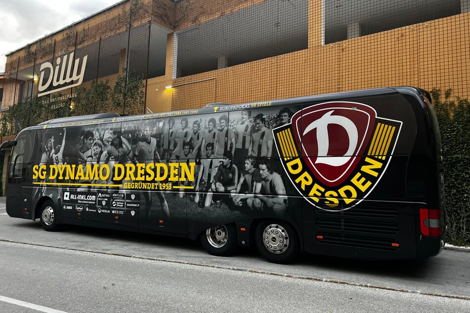 Der Mannschaftsbus steht schon vor dem Teamhotel bereit. Kurz vor dem Mittag starten die Schwarz-Gelben wieder in Richtung Dresden.