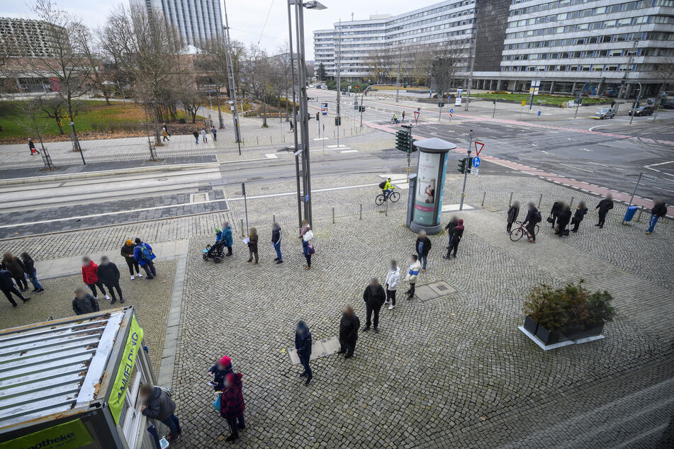 Die 3G-Regel führt zu langen Schlangen an den Chemnitzer Testzentren, wie hier auf der Straße der Nationen.