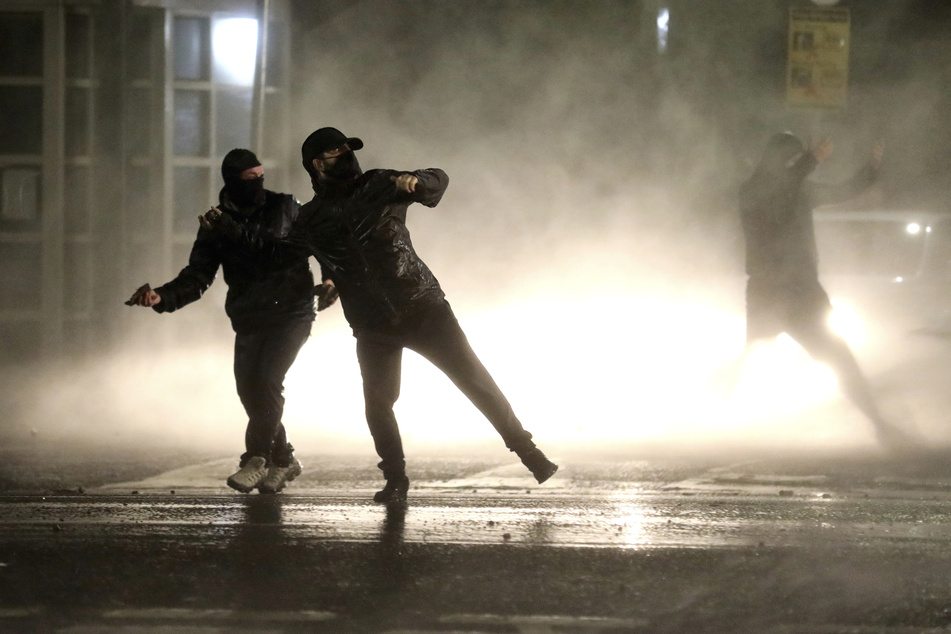 Gewalt und Ausschreitungen in Nordirland, Dutzende Polizisten verletzt