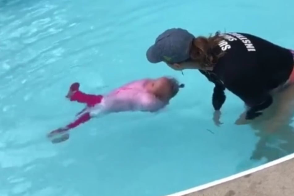 Frau wirft Kleinkind in Pool, um es abzuhärten! Mit dieser Reaktion hat sie nicht gerechnet