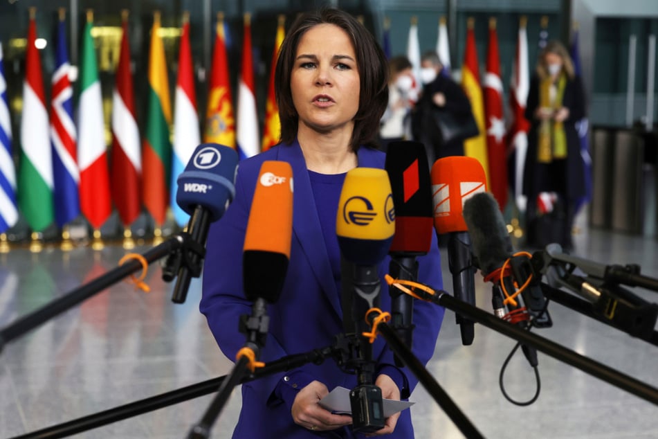Annalena Baerbock spricht mit den Medien, als sie zum Treffen der Nato-Außenminister im Nato-Hautquartier in Brüssel eintrifft.