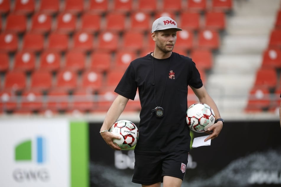Der Hallesche FC hat sich für Trainer Robert Schröder an der Seitenlinie entschieden.