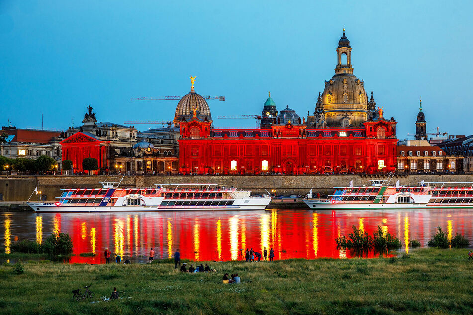Auch Brühlsche Terrasse, Kunstakademie und Schloss wurden gestern Abend rot angestrahlt.