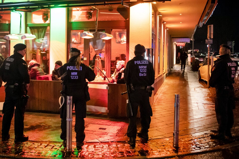 Beamtinnen und Beamte aus Nordrhein-Westfalen sichern während einer Razzia von Zoll und Polizei eine Shisha-Bar in Bochum.