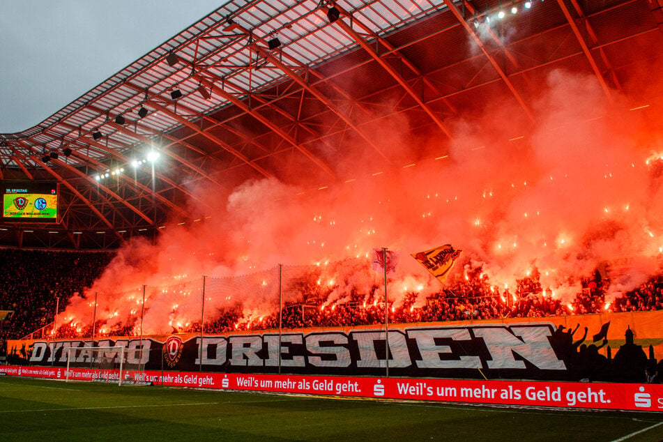 Vor dem Anpfiff des Punktspiels am 1. April 2022 gegen den FC Schalke 04 brannte der K-Block lichterloh. Ein Punkt, der am heutigen Montag in Frankfurt/M. zur Sprache kommen wird.