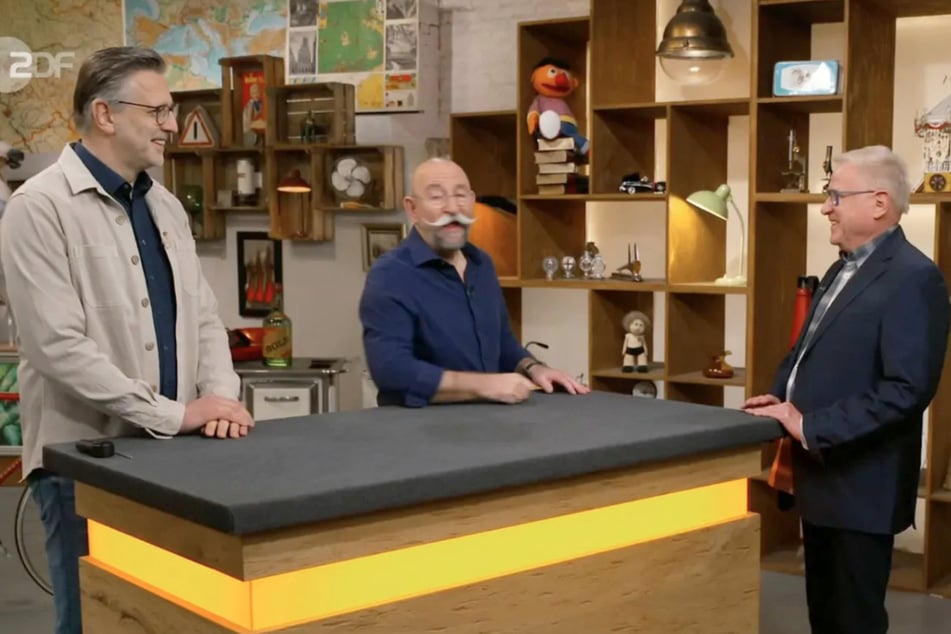 Willi (r.) aus Neustadt am Rübenberge möchte bei "Bares für Rares" eine alte Bier-Werbung loswerden.