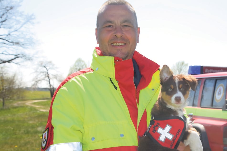 Jens Andörfer (53) zieht das kleine Fellbällchen jetzt zur großen Heldin groß.