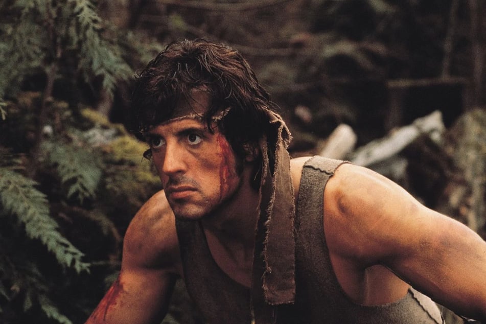 "Rambo" erzählt die Geschichte des traumatisierten Vietnam-Veteranen John Rambo, der in seiner Heimat keine Akzeptanz findet.