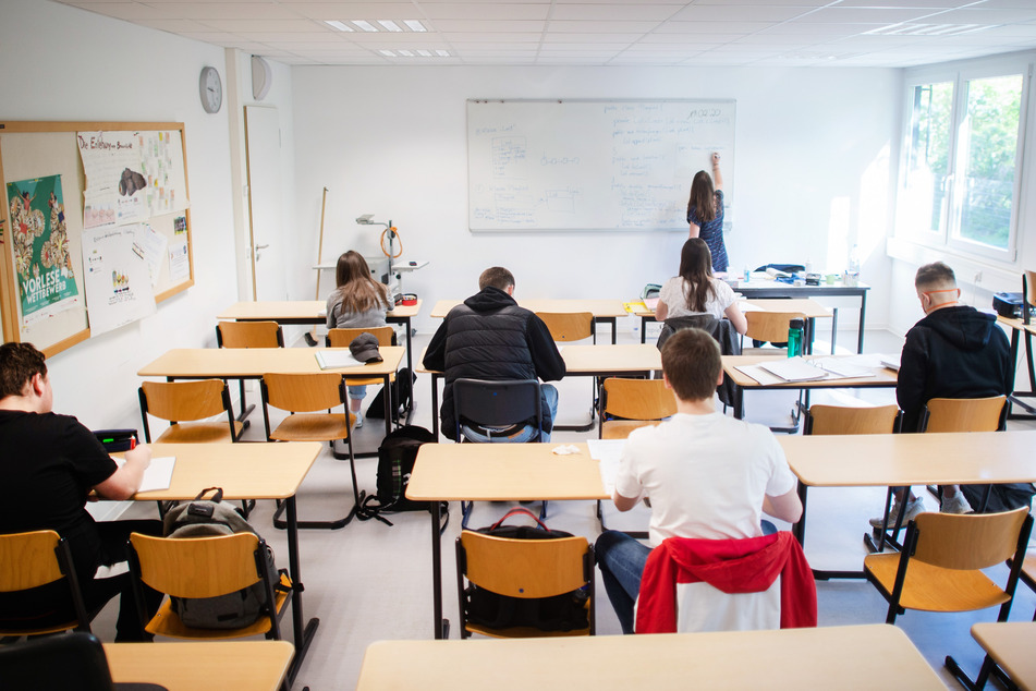 Schülerinnen und Schüler bearbeiten Informatikaufgaben im Informatik-Grundkurs am Carolus-Magnus-Gymnasium.