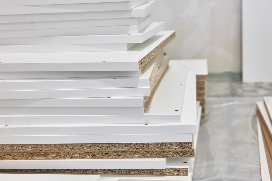 Aus dem geschredderten und aufgearbeiteten Holz können dann Spanplatten hergestellt werden.