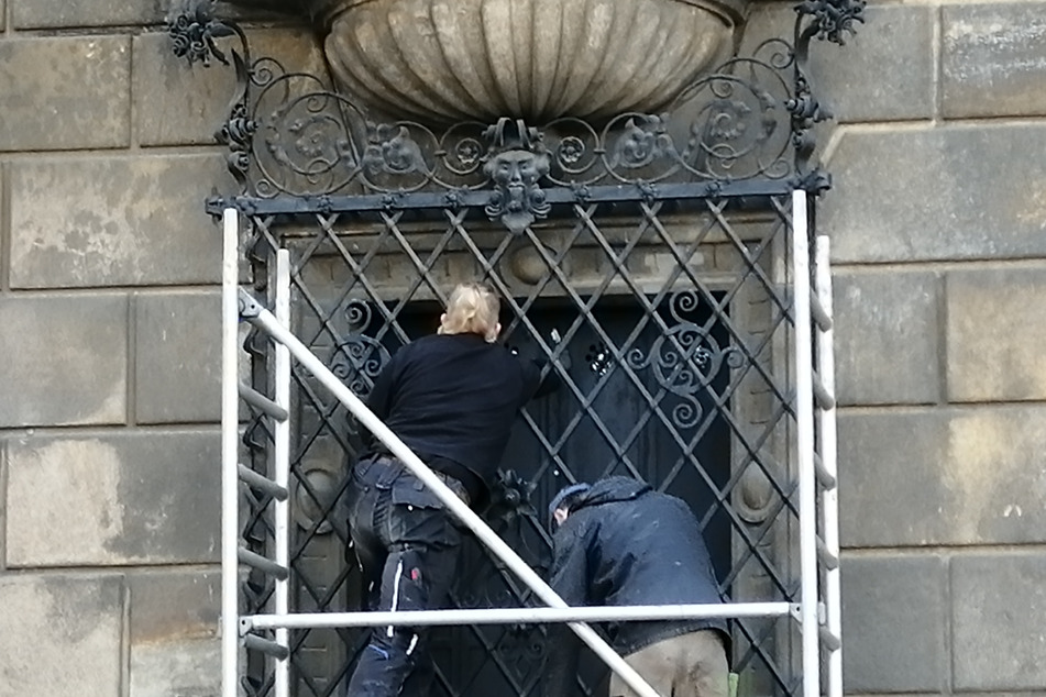 Zwei Handwerker verplomben weitere Fenster.