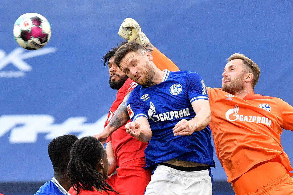 Brenzlige Situation: Beim FC Schalke 04 hatte Mustafi (2.v.r.) viele Momente zum Wegsehen.