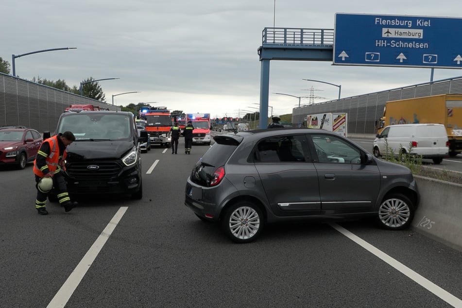 Am Dienstagvormittag krachte es auf der A7 in Hamburg. Drei Fahrzeuge waren beteiligt.