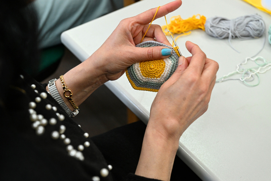 In der Kreativwerkstatt werden vor allem Frauen mit Handarbeiten beschäftigt.