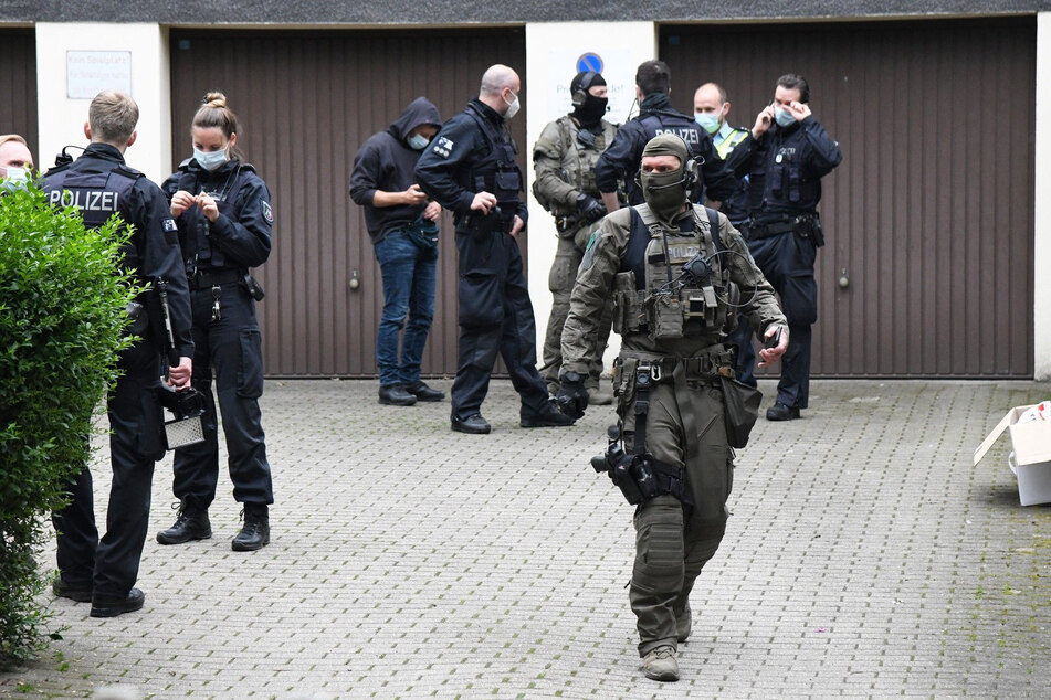 Einsatzkräfte der Polizei stehen bei einem großangelegten Einsatz gegen die Rauschgiftkriminalität vor einem Bürogebäude in Essen.