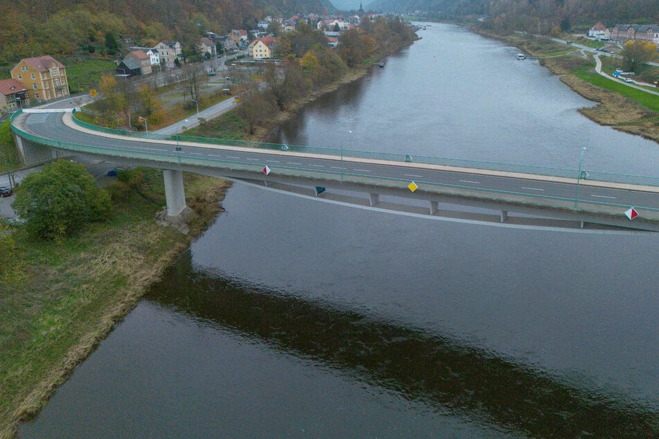 Die 270 Meter lange Elbbrücke im sächsischen Bad Schandau ist seit Mitte November gesperrt.