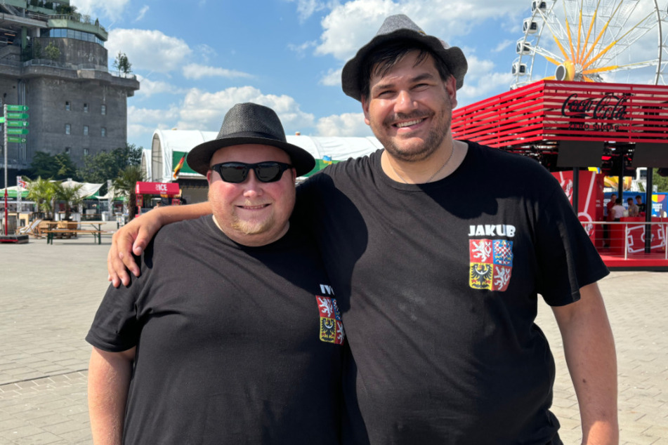 Ivo (40, l.) und sein Kumpel sind seit Freitag in Hamburg. Der Tscheche befürchtet, dass das Bier nicht reichen wird.