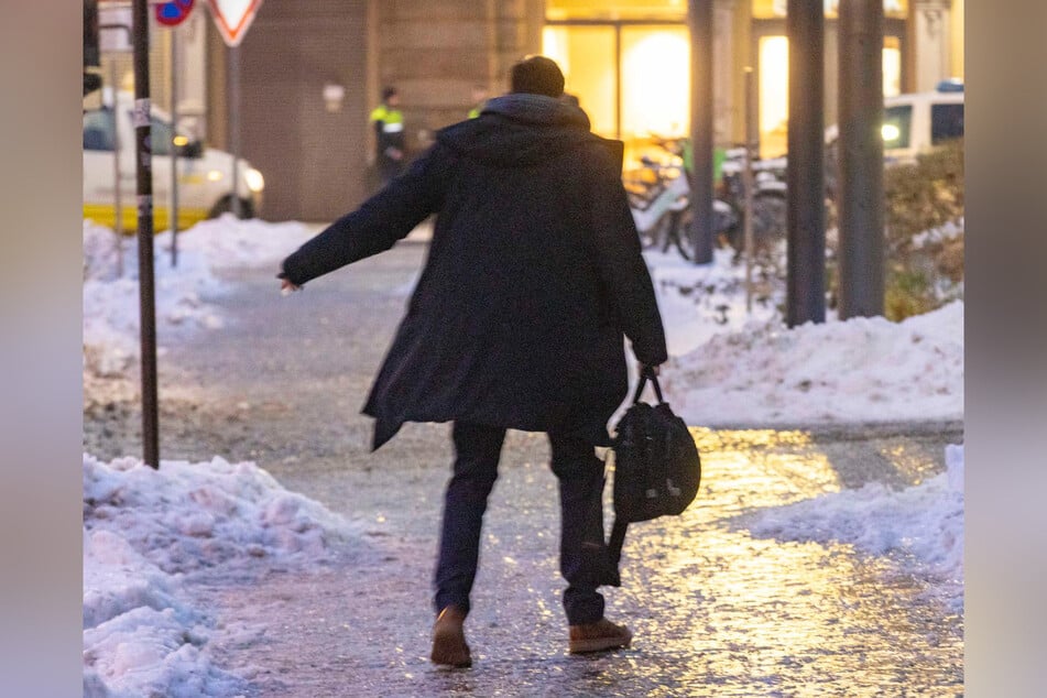 Selbst zu Fuß war das Vorankommen auf dem Blitzeis eine Herausforderung.