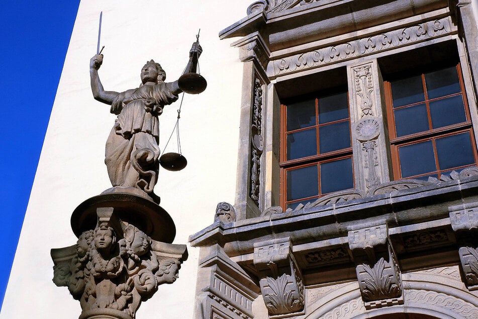 Nach Schändung: Görlitzer Justitia wieder zweihändig