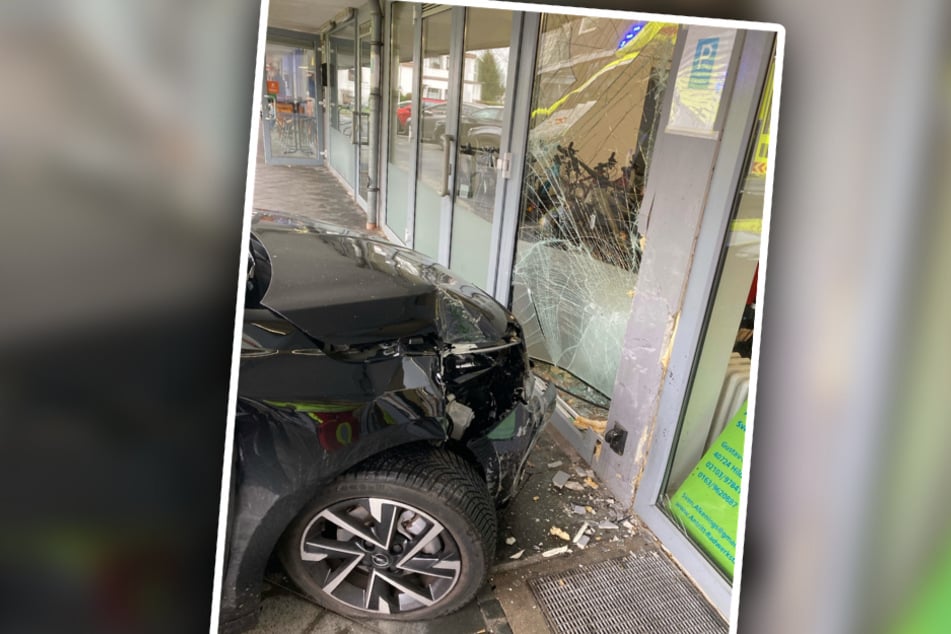 Der Opel Corsa der 68-Jährigen krachte mit hoher Wucht in das Schaufenster des Fahrradgeschäfts.