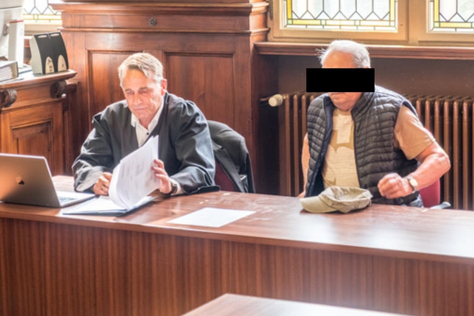 Werner S. (83, r.) aus Wernigerode wurde verurteilt, nachdem er eine Stadt mit Briefen terrorisierte.