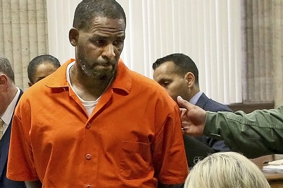 Im Prozess gegen R. Kelly (55) haben die Geschworenen in New York den früheren Pop-Superstar für schuldig befunden.