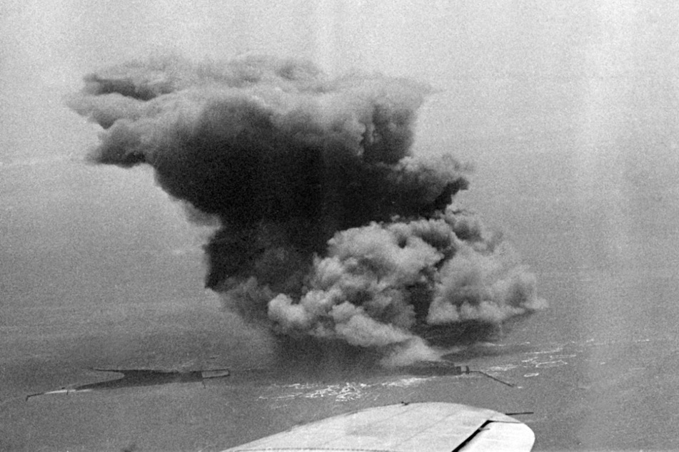 Am 18. April 1947 warfen die Briten 6700 Tonnen Munition auf Helgoland ab - und veränderten damit die komplette Topografie der Nordseeinsel. (Archivfoto)