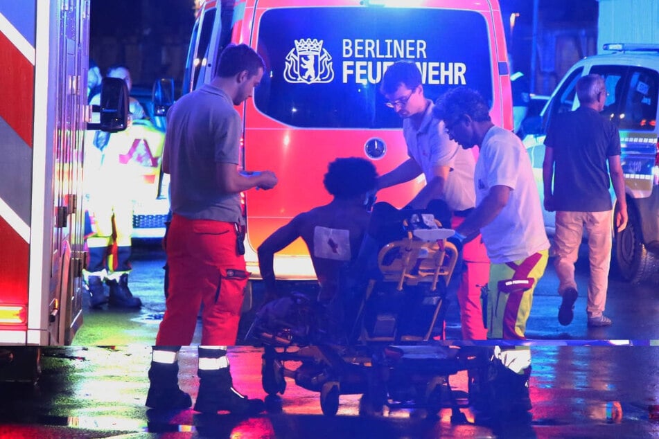 Der Angreifer hat einem der beiden 25-Jährigen in den Rücken gestochen.