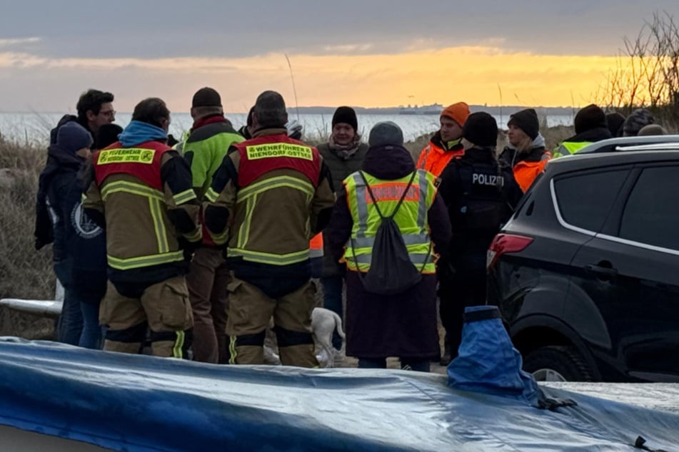 Die Experten und Einsatzkräfte halten vor Ort eine Lagebesprechung ab.