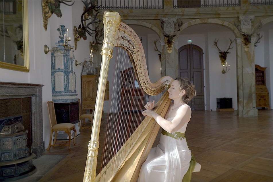 Im Rahmen des Projektes "Empty Spaces" spielte Sarah Christ (40) im Schloss Moritzburg Harfe.