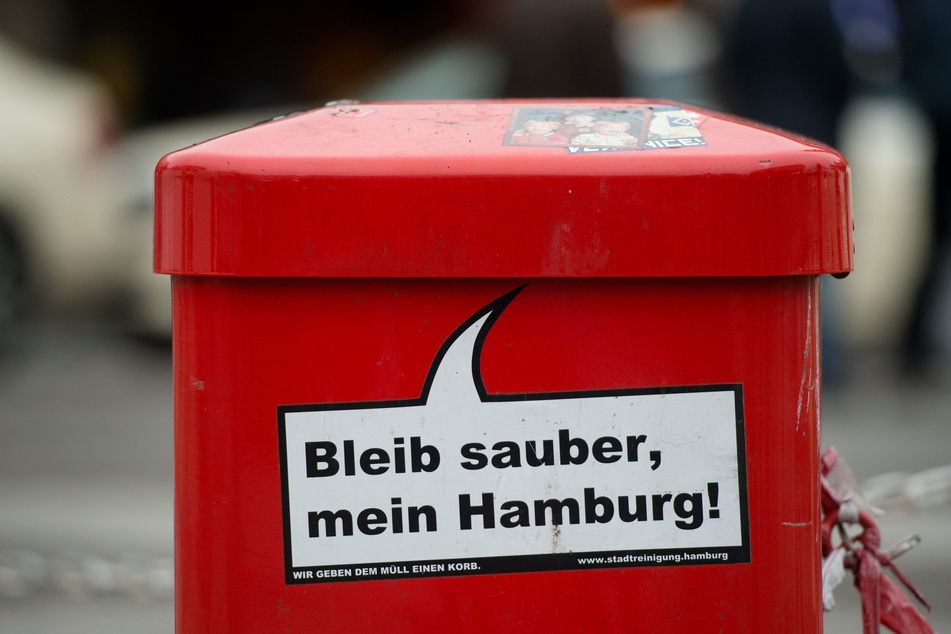 Der Spruch "Bleib sauber, mein Hamburg!" steht auf einem Mülleimer am Hauptbahnhof.