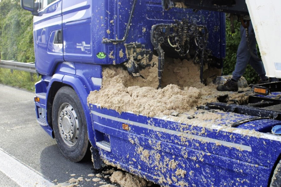 Unfall A2: Lkw verliert glitschige Kartoffelpresspülpe auf A2: Mega-Stau, Reinigung dauert Stunden