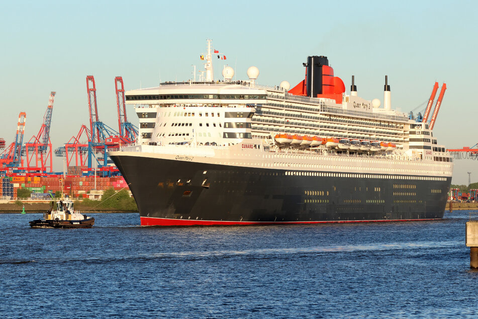 Die "Queen Mary 2" ist am heutigen Dienstagmorgen bei Sonnenschein in den Hamburger Hafen eingelaufen.