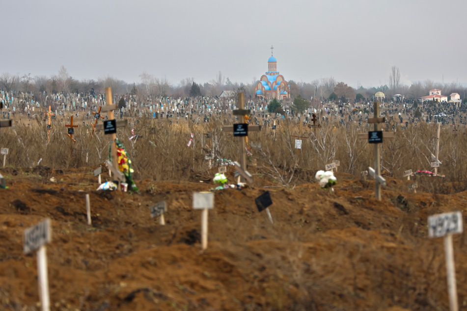 Gräber mit nicht identifizierten Leichen von Menschen, die während schwerer Kämpfe getötet wurden, sind auf dem Friedhof außerhalb von Mariupol in der von Russland kontrollierten Region Donezk im Osten der Ukraine zu sehen.