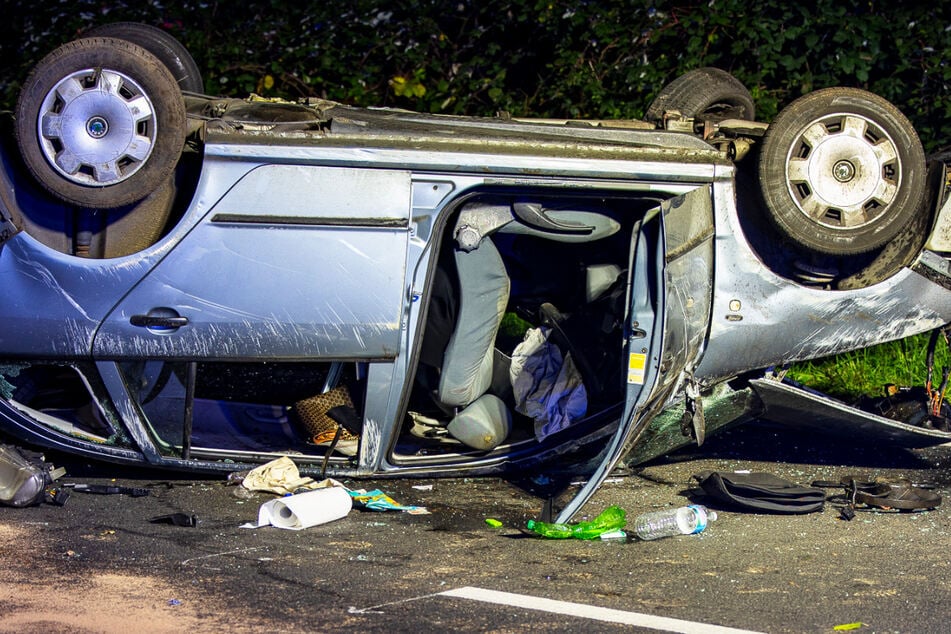 Ein Auto wurde von der Fahrbahn geschleudert und blieb danach auf dem Dach liegen: In Darmstadt kam es in der Nacht zu einem verhängnisvollen Unfall.