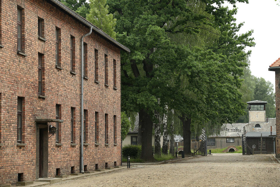 Im Konzentrationslager von Auschwitz wurden viele grausame Nazi-Verbrechen begangenen.