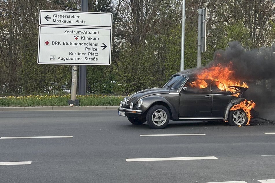 Oldtimer mitten auf der Straße in Flammen: VW Käfer brennt komplett aus