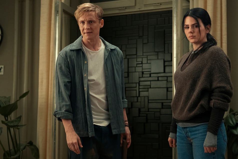 In "BRICK" spielen Matthias Schweighöfer (44) und Ruby O. Fee (29) ein Paar, das in seiner Wohnung gefangen ist.