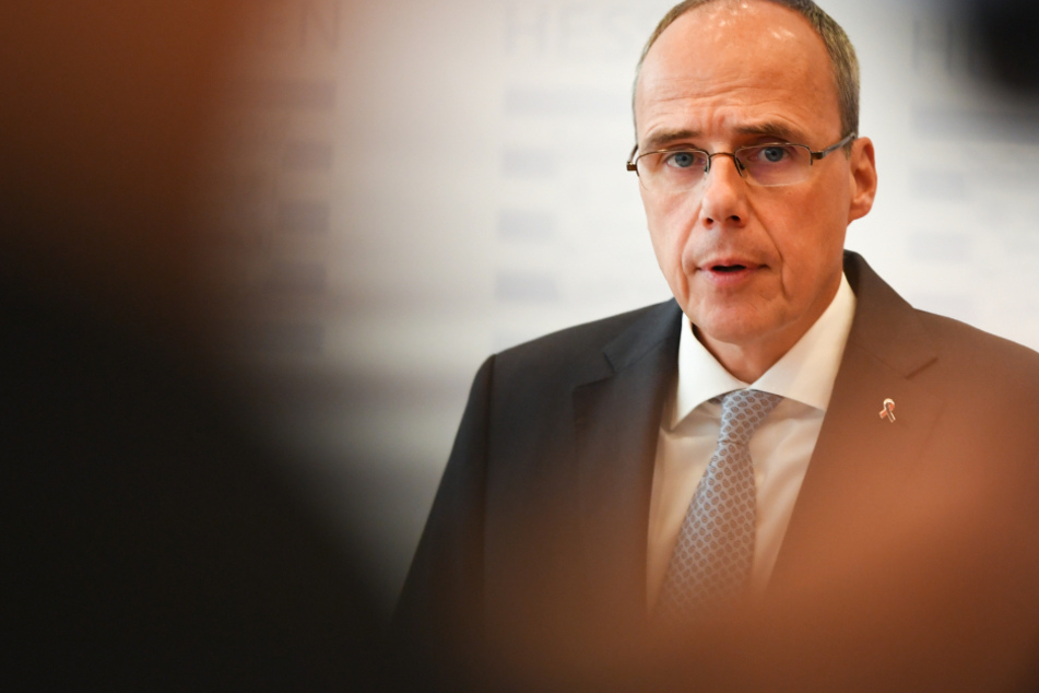 Das Foto aus dem Juli zeigt Hessens Innenminister Peter Beuth (52, CDU).