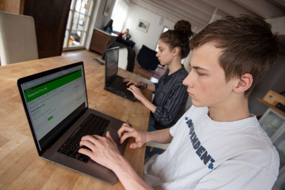 Ein Schüler arbeitet an einem Laptop auf der Lernplattform Moodle. Bereits am ersten Schultag kam es zu Problemen. (Symbolbild)