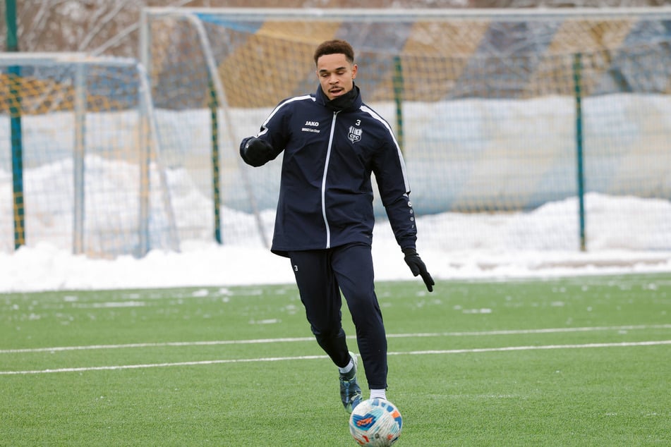 Neuzugang Dario Gebuhr (22) läuft trotz niedriger Temperaturen vorab schon heiß.