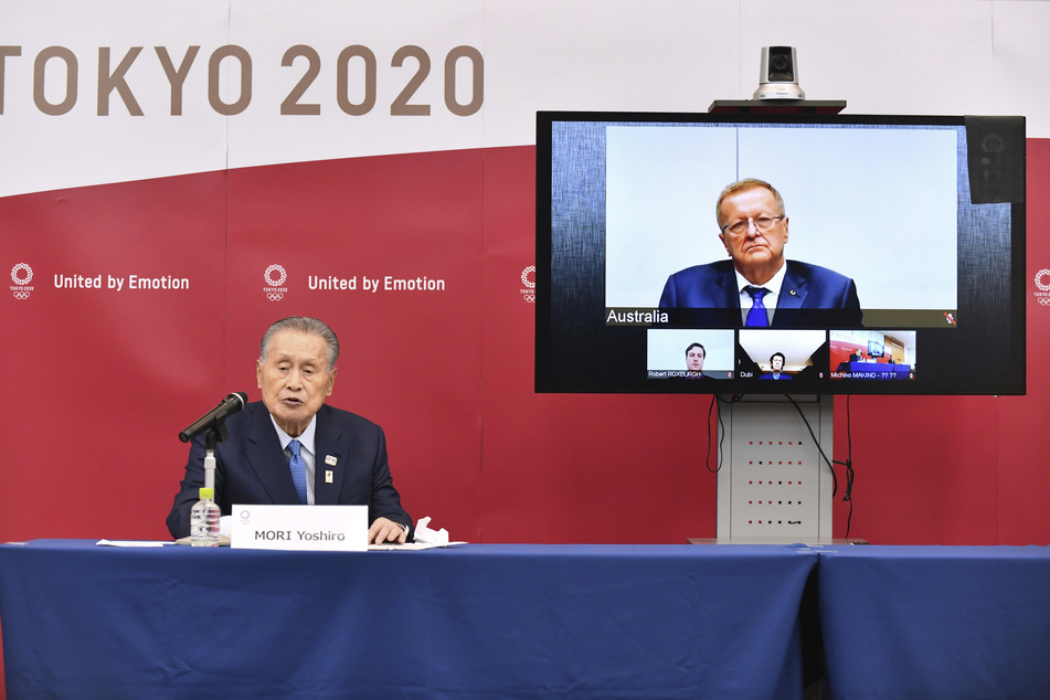 Der Präsident des Organisationskomitees Tokyo 2020, Yoshiro Mori (l) spricht in einer Telefonkonferenz mit John Coates, dem Vorsitzenden der IOC-Koordinationskommission für die Olympischen Spiele in Tokio 2020.