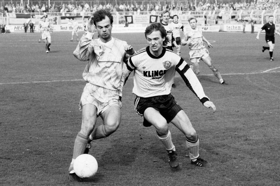 Schon zur Wendezeit ein Klassiker: CFC-Kicker Rico Steinmann (l.) im Derby gegen Dynamo Dresden.