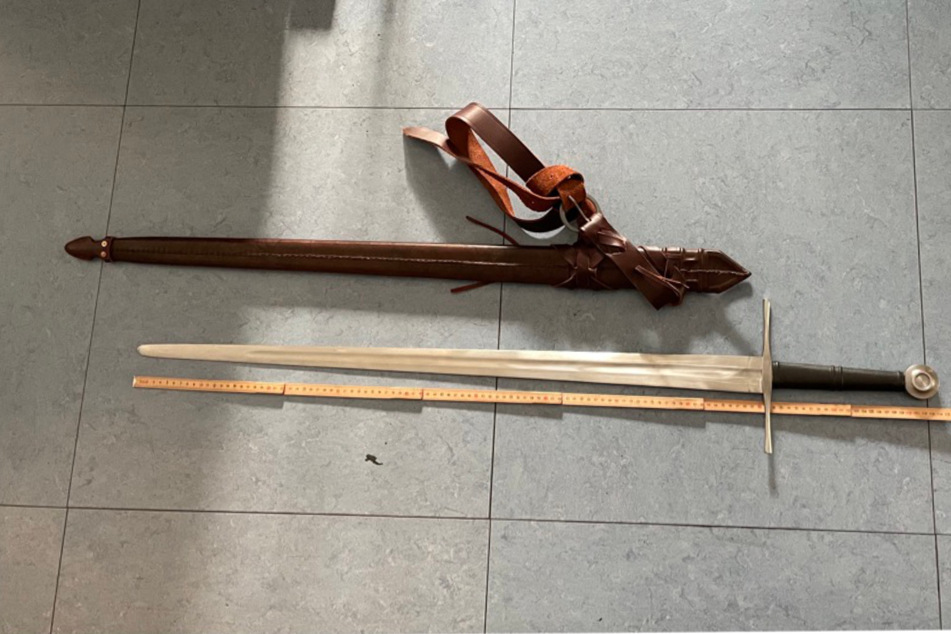 Das 90 Zentimeter Schwert wurde von der Polizei sichergestellt.