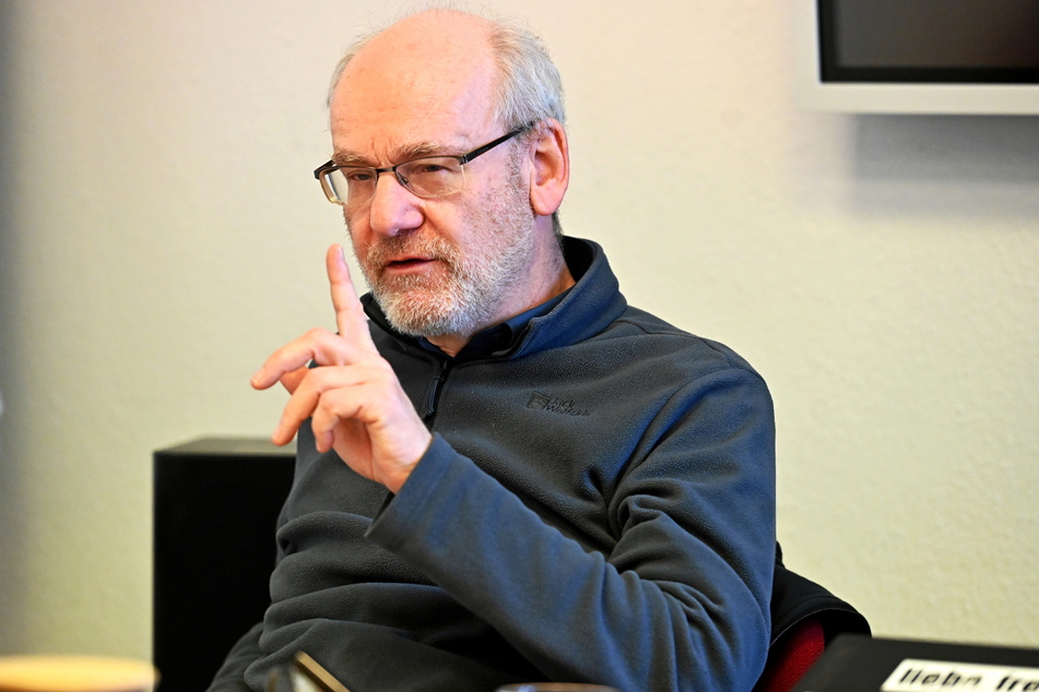Wehrt sich beim Verwaltungsgericht für die "Wahlplattform Dissident:innen Dresden" gegen die bestehende Praxis: Rechtsanwalt und Stadtrat Johannes Lichdi (60).